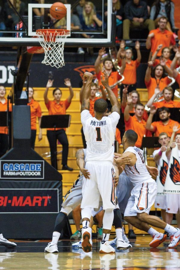 Senior guard Gary Payton II shoots a free throw. As a team the Beavers went 14-30 from the free throw line.