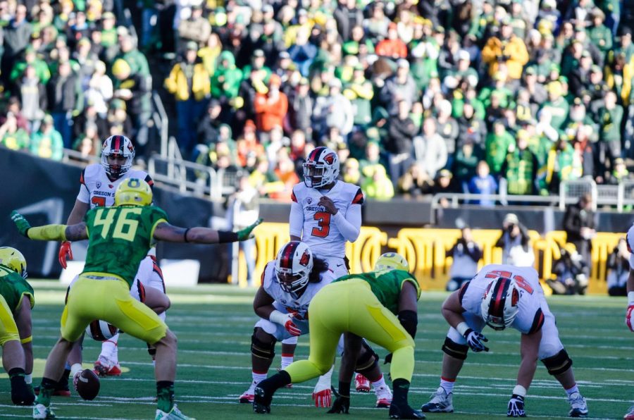 Redshirt freshman Marcus McMaryion reads the Oregon defense in the first quarter of the 2015 Civil War.