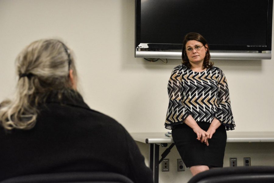 Sen. Sara Gelser hearing concerns of constituents at a recent Town Hall at the Albany Public Library. 