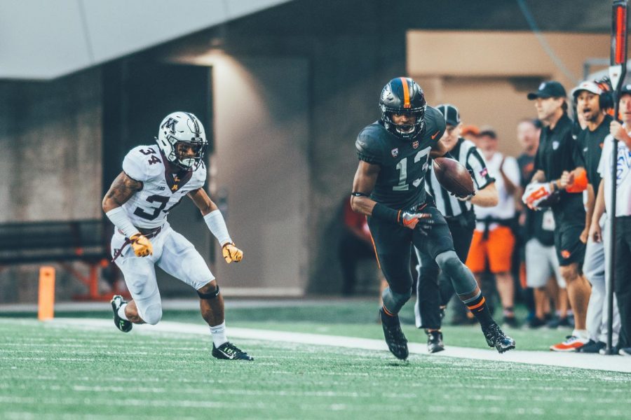 Senior wide receiver Jordan Villamin running down the field after catching a 30 yard pass from quarterback Jake Luton. Villamin finished with three catches for 55 yards and one touchdown in Oregon States 48-14 loss to Minnesota.