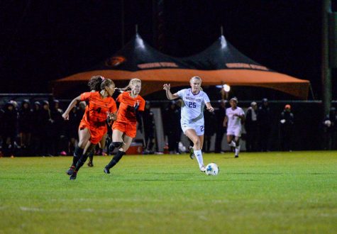 Washington senior midfielder Isabella Castro works to beat out OSU sophomore midfielder Sydney Studer (#22) and redshirt freshman defender Maddy Ellsworth (#4). The Huskies and Beavers faced off on Oct. 18, 2019 in Corvallis, Ore. 