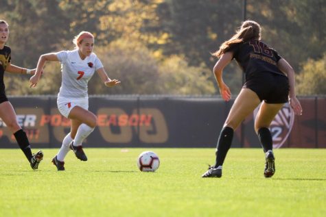 OSU Women’s Soccer sophomore midfielder Kaillen Fried drives down the field on Oct. 28, 2018 at Paul Lorenz Field. Fried is now a senior at OSU