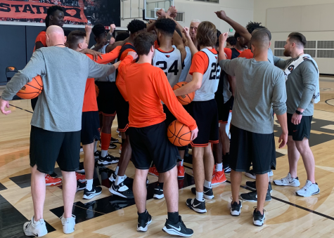 The Oregon State mens basketball team breaking it out at practice on October 20, 2021. Last season, the Beavers finished with a 20-13 record, winning the schools first PAC-12 Championship, and making it to the Elite Eight in the NCAA Tournament. 