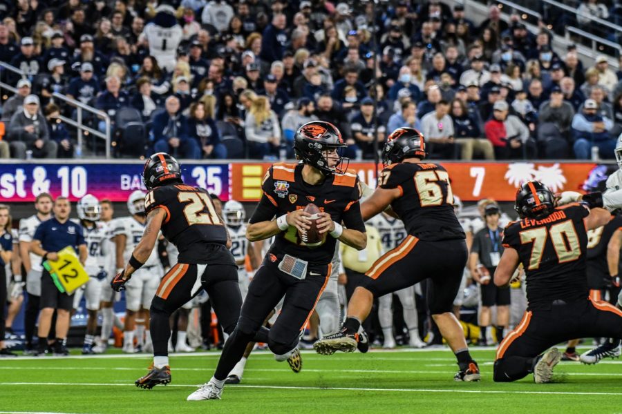A photo gallery from the Jimmy Kimmel LA Bowl, where the Oregon State Beavers faced off against the Utah State Aggies at Sofi Stadium in Los Angeles, CA on Dec 18, 2021. Although the Beavers lost by a score of 13-24, Oregon State finished with an overall record of 7-5, and appeared in their first bowl game since 2013.  