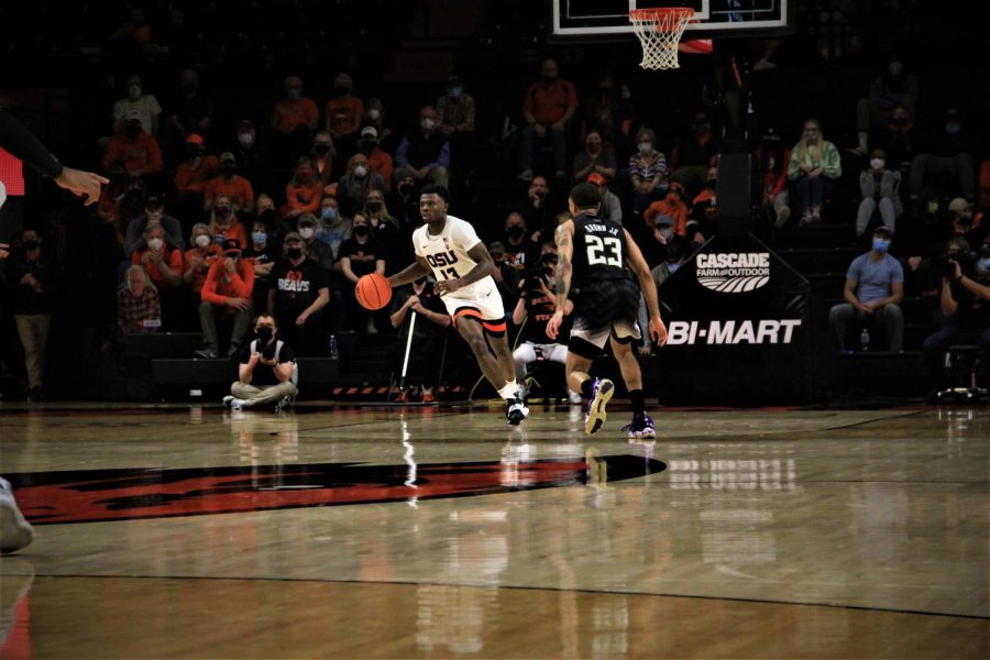 Junior guard Dashawn Davis dribbles the ball past a defender against the University of Washington Huskies in Corvallis, Ore. on Jan. 21, 2022. Despite Davis scoring a career-high 17 points and 8 assists, the Beavers still lost to the Huskies by a score of 82-72.