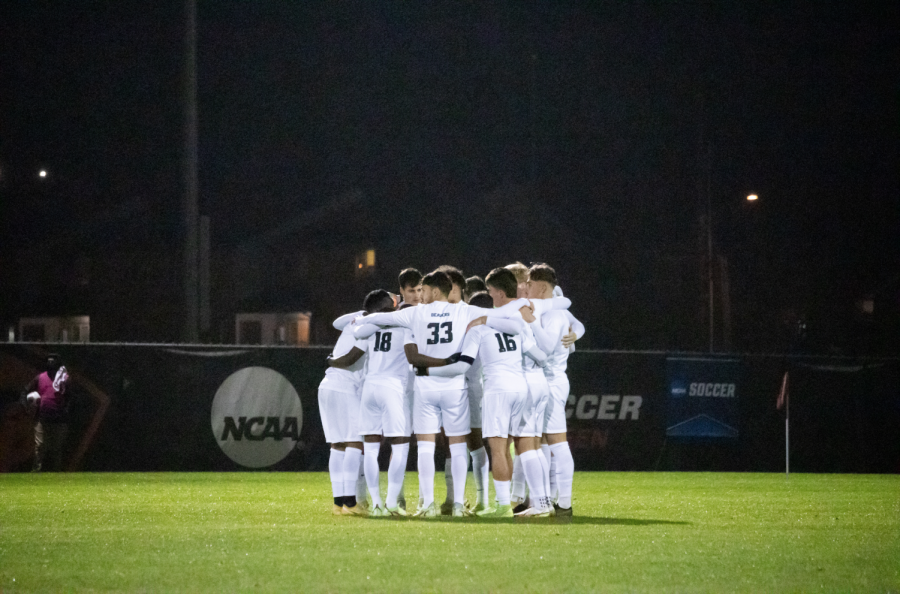 The+Oregon+State+Men%E2%80%99s+Soccer+team+huddling+together+before+they+faced+off+against+the+Clemson+Tigers+in+Corvallis%2C+Ore.+on+Dec.+4%2C+2021.