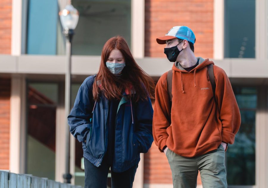 Oregon+State+University+students+Makena+Apau%2C+left%2C+and+Ethan+Thompson+are+wearing+masks+as+they+walk+out+of+the+Learning+Innovation+Center+on+the+Corvallis%2C+Ore.+campus+on+Jan.+31.+COVID-19+cases+are+still+high+due+to+the+omicron+variant+and+many+students+at+OSU+have+tested+positive+for+COVID-19+since+the+beginning+of+the+winter+term.+