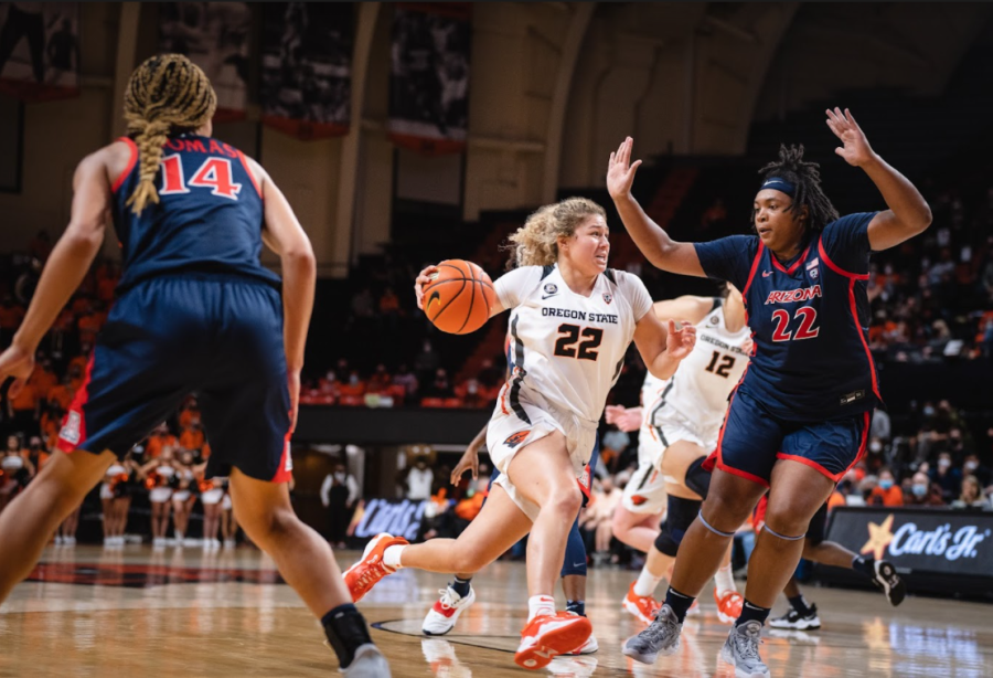 Freshman+guard+Talia+von+Oelhoffen+drives+to+the+basket+to+score+two+of+her+17+points+on+the+night%2C+matching+her+season+average+thus+far%2C+in+what+was+a+loss+to+the+Wildcats+by+a+score+of+73-61.