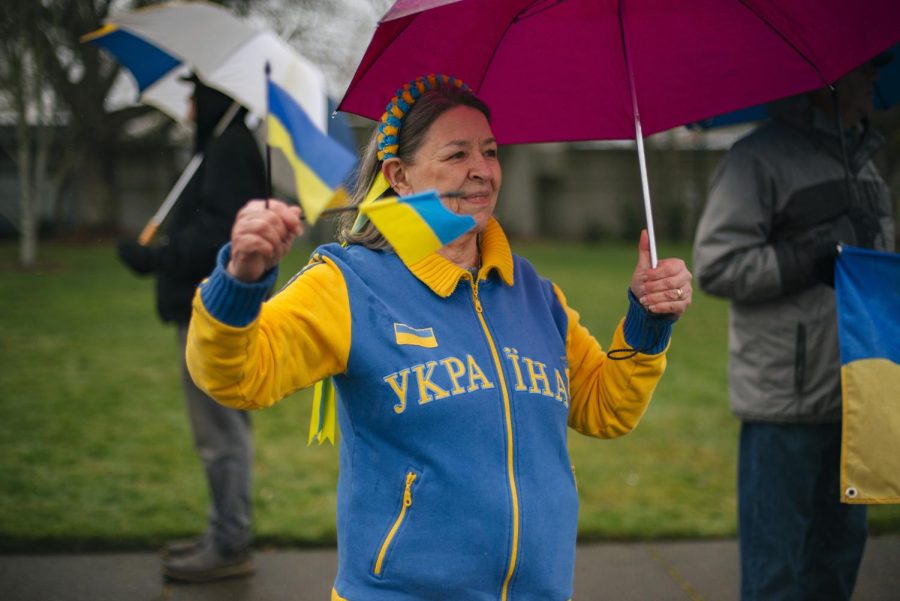 Corvallis, Ore. resident Peggy Giles waving the Ukrainian flag to show support for Ukraine at the Benton County Courthouse on Feb. 26. Though Giles lives in Corvallis, she has visited Ukraine 13 times and describes it as a “second home.”