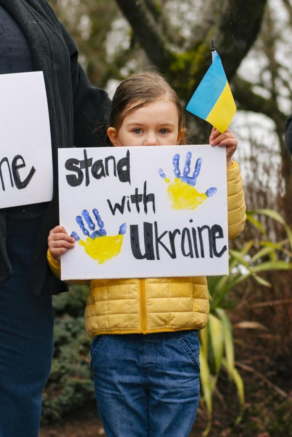4-year-old+Belle+Baxley+holds+a+homemade+sign+while+protesting+in+support+for+the+people+of+Ukraine+at+the+Benton+County+Courthouse+in+Corvallis%2C+Ore.+on+Feb.+26.+This+is+Baxley%E2%80%99s+first+protest.
