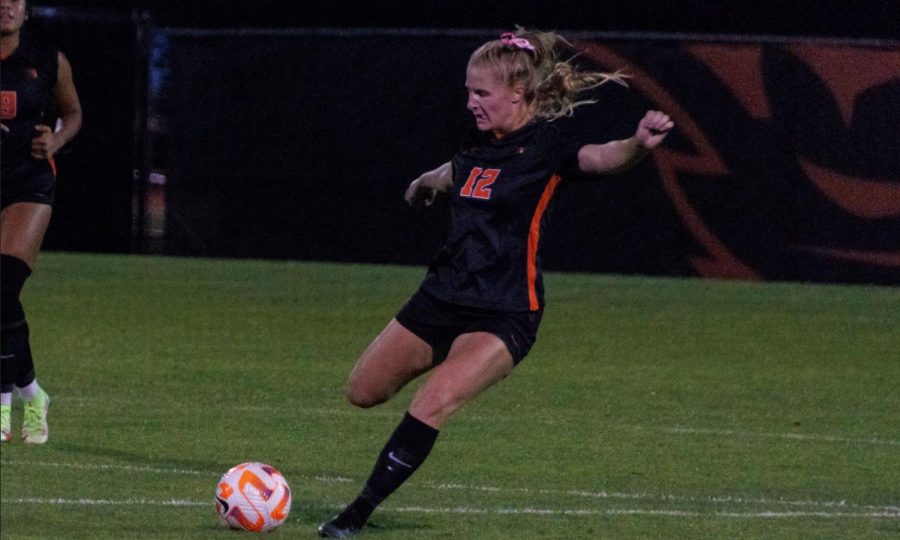Senior midfielder Abby Schwartz attempts a shot against the California Golden Bears this past Thursday night at Paul Lorenz Field. Schwartz has a total of two shots on goal this season for the Beavers.