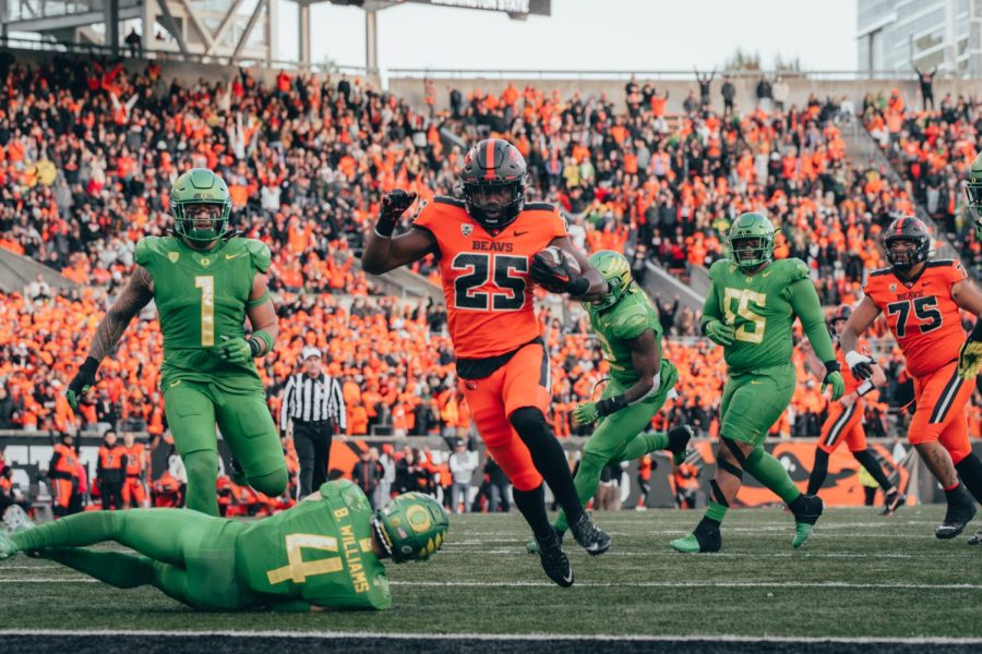 Isaiah+Newell+rushes+for+a+touchdown+during+the+annual+rivalry+game+against+the+University+of+Oregon+Ducks+on+Nov.+26.+Redshirt-Freshman+Newell+recorded+his+first+two+touchdowns+of+the+season+during+the+game.