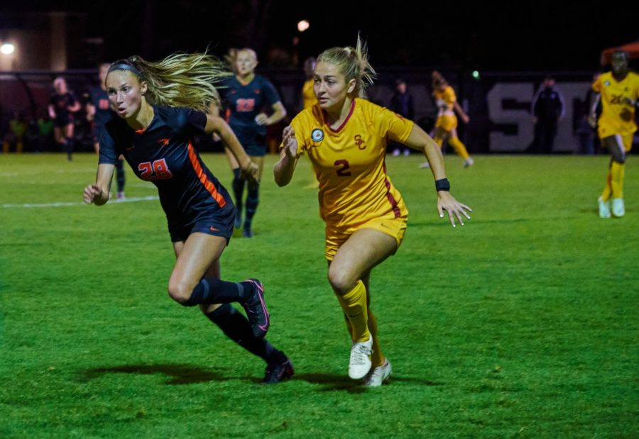 Oregon State University (OSU) women’s soccer player, Megin Turi, and University of Southern California (USC) women’s soccer player, Jaelyn Eisenhart, intensely sprint towards the ball on Sept. 29, 2022. OSU’s women’s soccer faced off USC’s team on Sept. 29 with a final score of OSU 1, USC 5.
