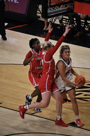 Sophomore guard Talia Von Oelhoffen drives past the Eastern Washington defense to score a layup in Thursdays matchup taking place inside of Gill Coliseum. Oelhoffen finished the night with 34 points.