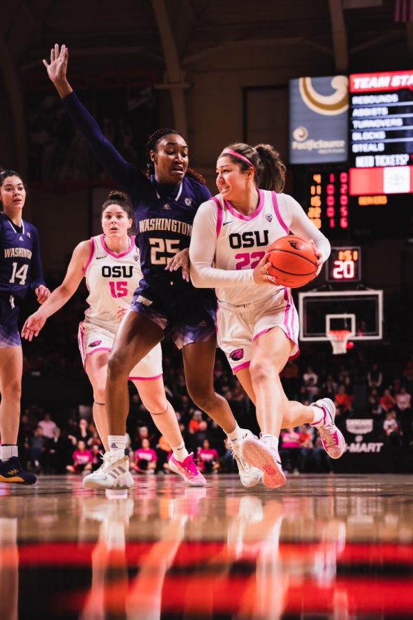 Talia+Von+Oelhoffen+drives+to+the+basket+against+the+University+of+Washington+Huskies+in+Gill+Coliseum+in+Corvallis%2C+Ore%2C+on+January+15.+Von+Oelhoffen+led+all+scorers+with+20+points%2C+making+50%25+of+her+shots.
