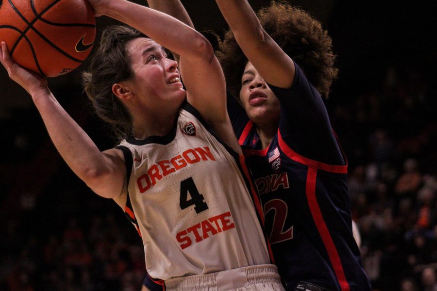 Noelle+Mannen+shoots+a+layup+against+the+Arizona+Wildcats+on+Feb.+25+at+Gill+Coliseum+in+Corvallis.+OSU+beat+Arizona+with+a+final+score+of+70-78.