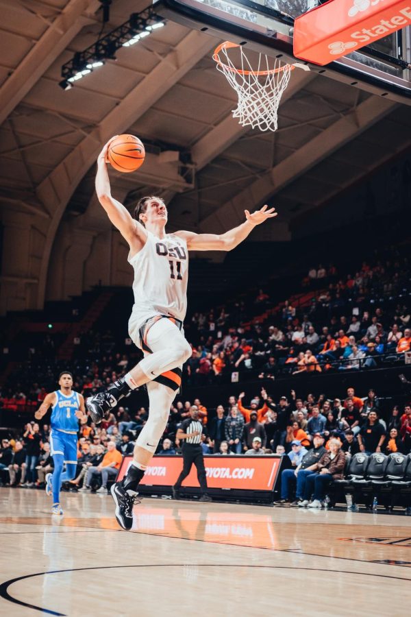 Dzmitry+Ryuny+jumps+for+a+slam+dunk+against+UCLA+at+Gill+Coliseum+in+Corvallis+on+Feb+9.+Against+USC%2C+Ryuny+scored+nine+points.