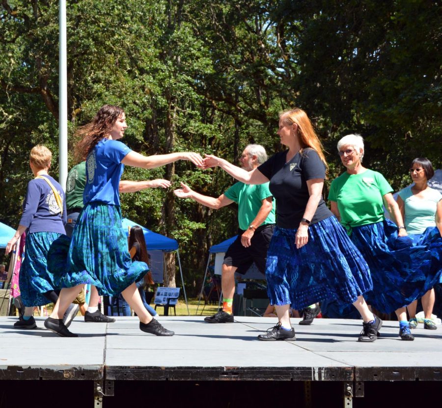 Ceili of the Valley dancers.