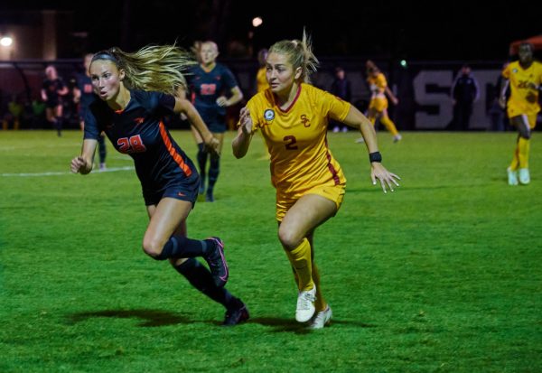 Oregon State University (OSU) women’s soccer player, Megin Turi, and University of Southern California (USC) women’s soccer player, Jaelyn Eisenhart, intensely sprint towards the ball on Sept. 29, 2022. OSU’s women’s soccer put up six shots in the first half against the Portland Pilots. 