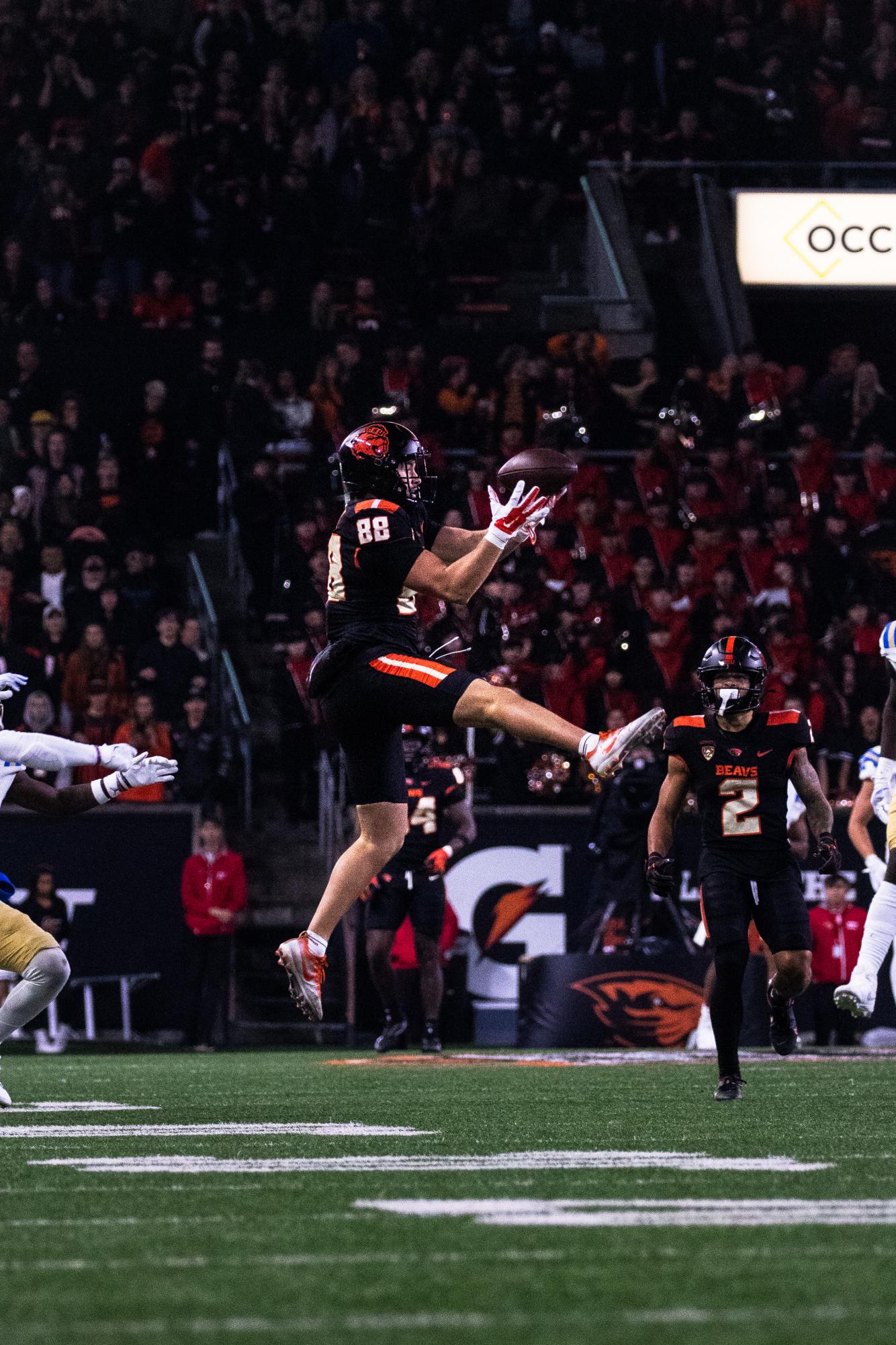 Tight end Jack Velling makes a catch in OSU’s game against UCLA in Reser Stadium in Corvallis on Oct 14, 2023. The Beavers beat the bears with a final score of 36-24.
