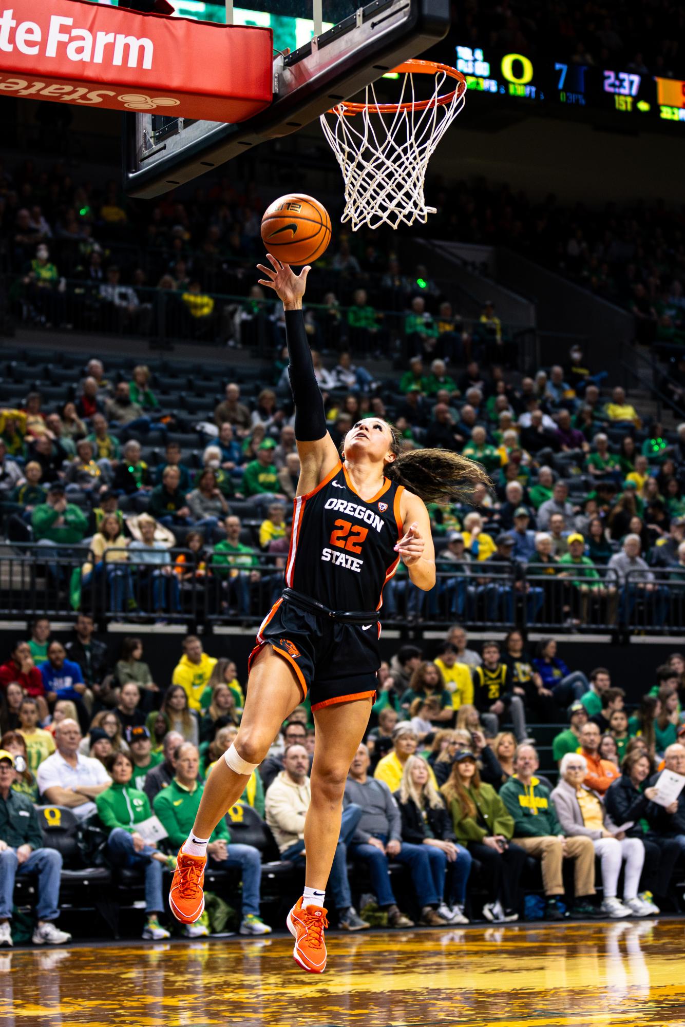 Talia Von Oelhoffen (22) makes a layup at Matthew Knight Arena in Eugene on February 4th.