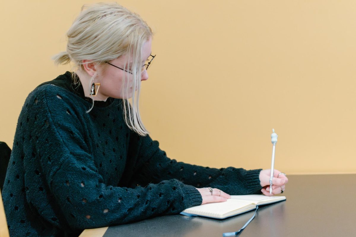 Ella Stout, a fourth-year public health major, discusses the difficulties of being left-handed in a classroom setting at the Valley Library on March 13, 2024.