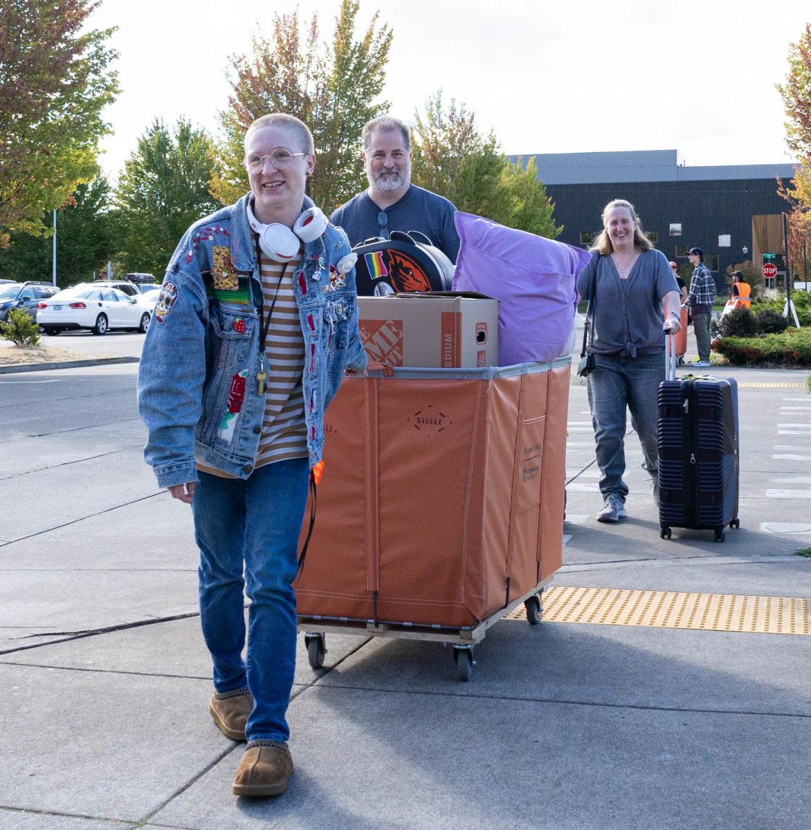 Oliver Longhe (left), along with the help of his parents Aldo and Kimberly Longhe, moves in his belongings to Tebeau Hall on September 19, 2024 in Corvallis, OR. 
